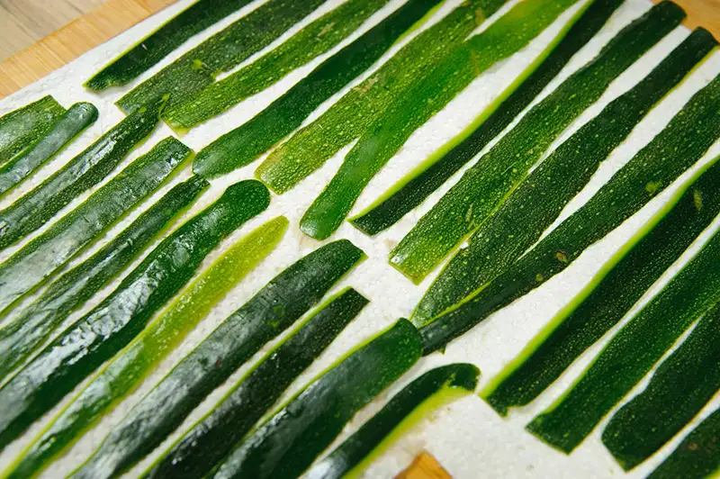 Drying zucchini peel chips