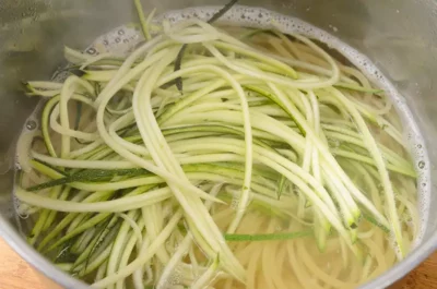 Cuisson des spaghettis de courgette avec les pâtes