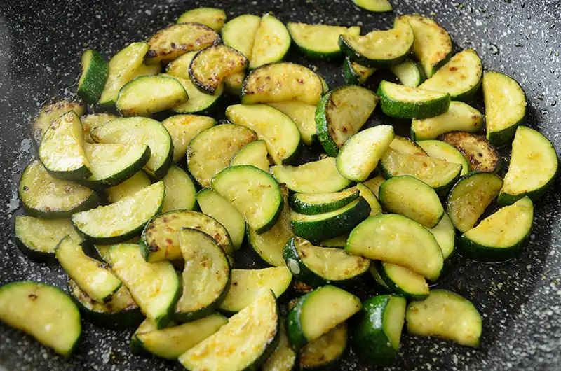 Courgettes poêlées en demi-tranches