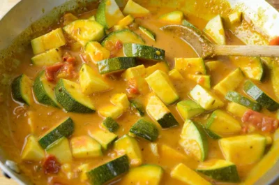 Add zucchini in curry sauce